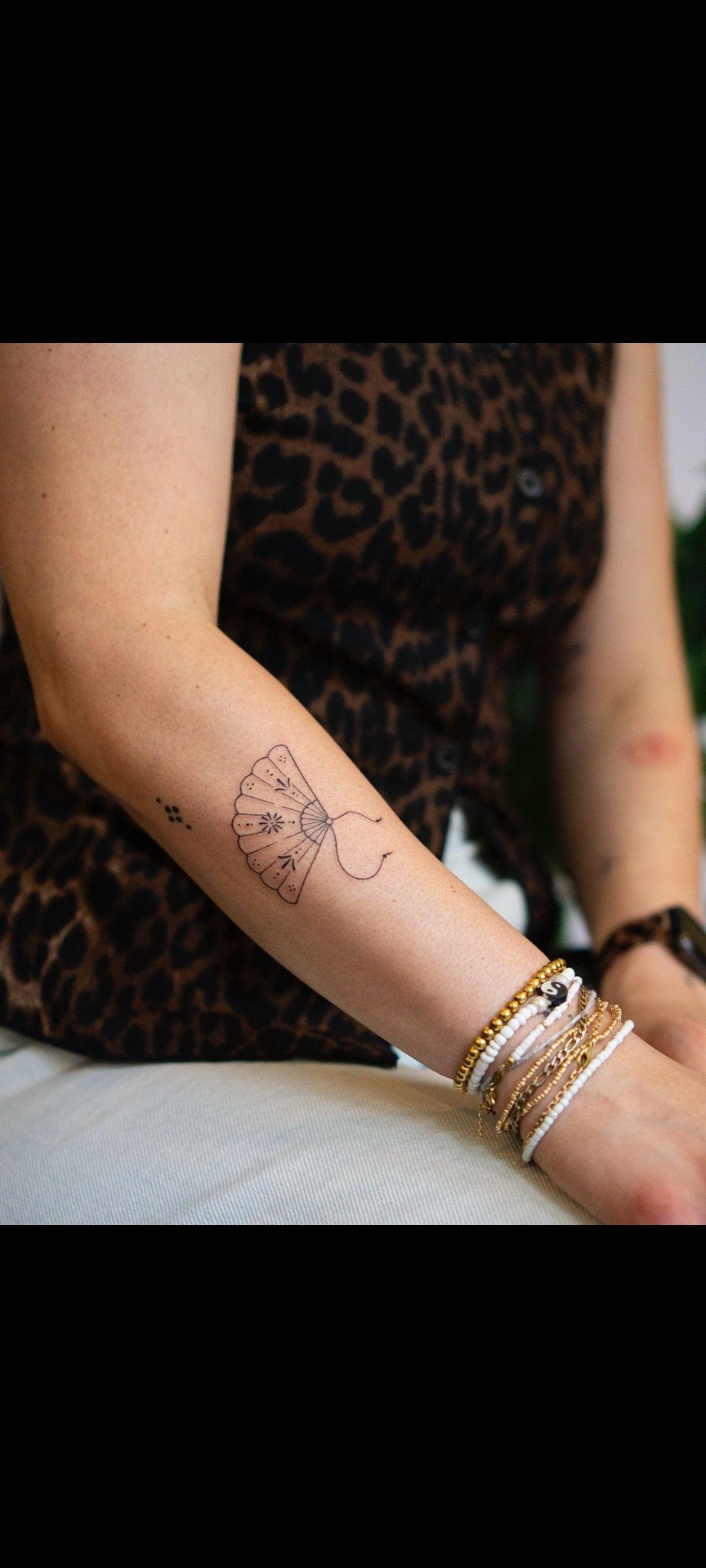 Minimalistisches Fineline-Fächer-Tattoo am Unterarm – Li bei ÆTERNA Köln