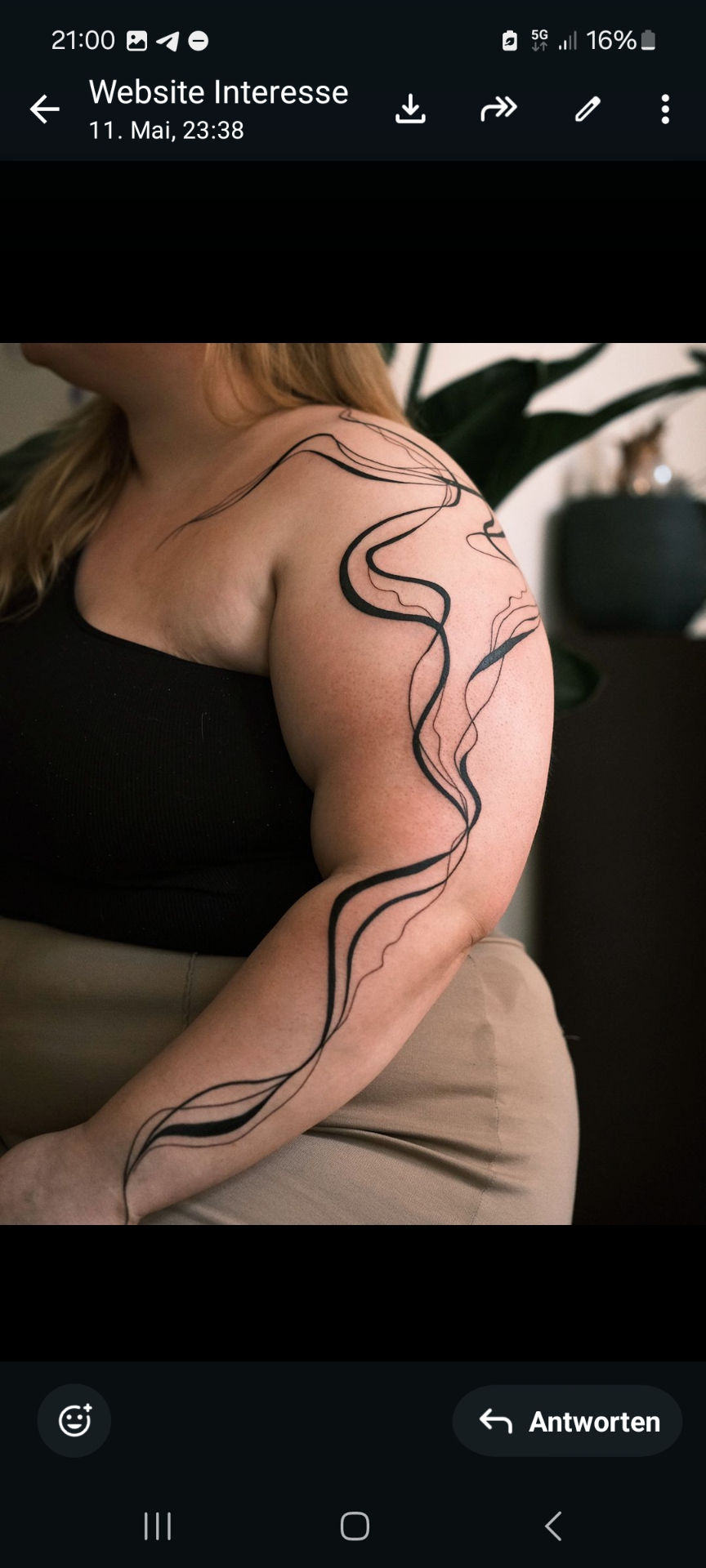 Abstraktes Fineline-Sleeve mit fließenden Linien – Li bei ÆTERNA Köln