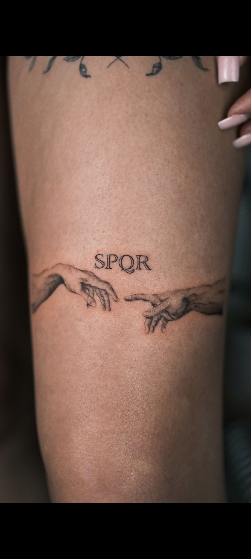 SPQR mit Michelangelo-Händen – Fineline-Tattoo von Li bei ÆTERNA Köln
