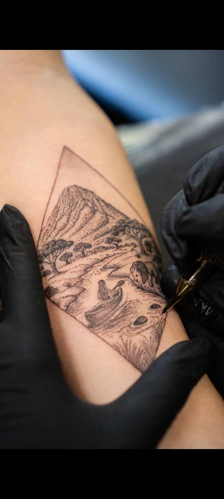 Dotwork-Landschaft mit Boot und Berg im Dreieck – Li bei ÆTERNA Köln