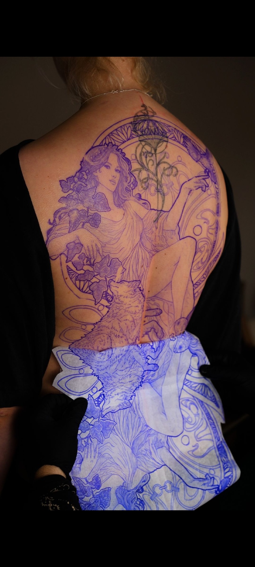 Großflächiges Art-Nouveau-Rückenprojekt im Stencil – Mau bei ÆTERNA Köln