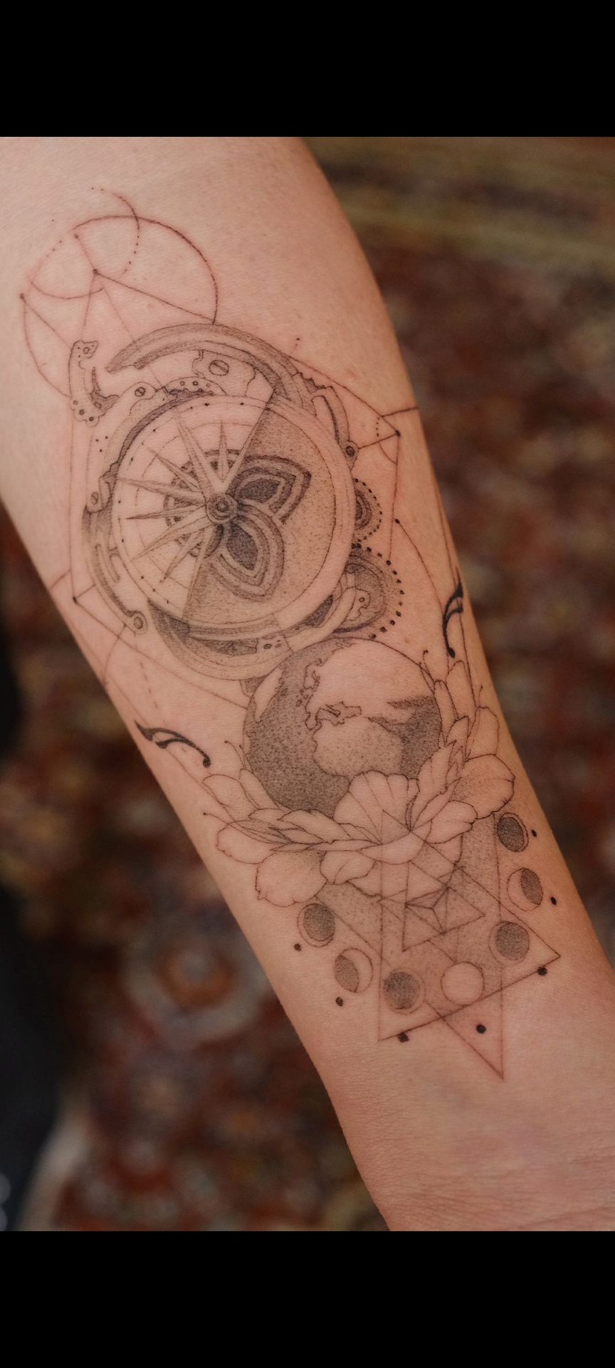Geometrisches Kompass- und Weltkugel-Tattoo am Unterarm – Mau bei ÆTERNA Köln