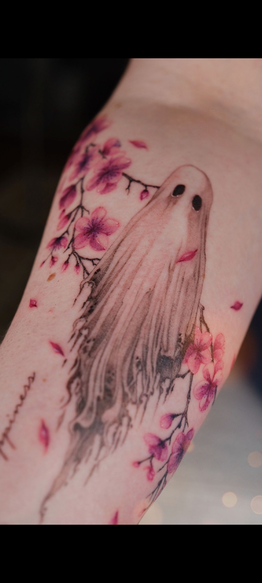 Geist mit Kirschblüten in Soft Color – Mau bei ÆTERNA Köln