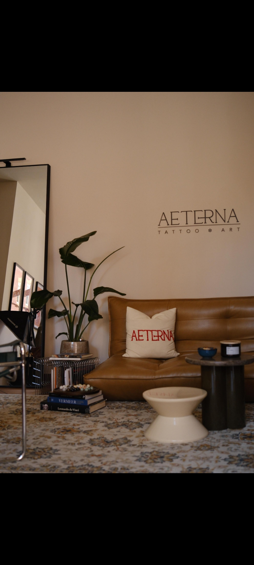 Lounge mit AETERNA Logo an der Wand und Ledersofa
