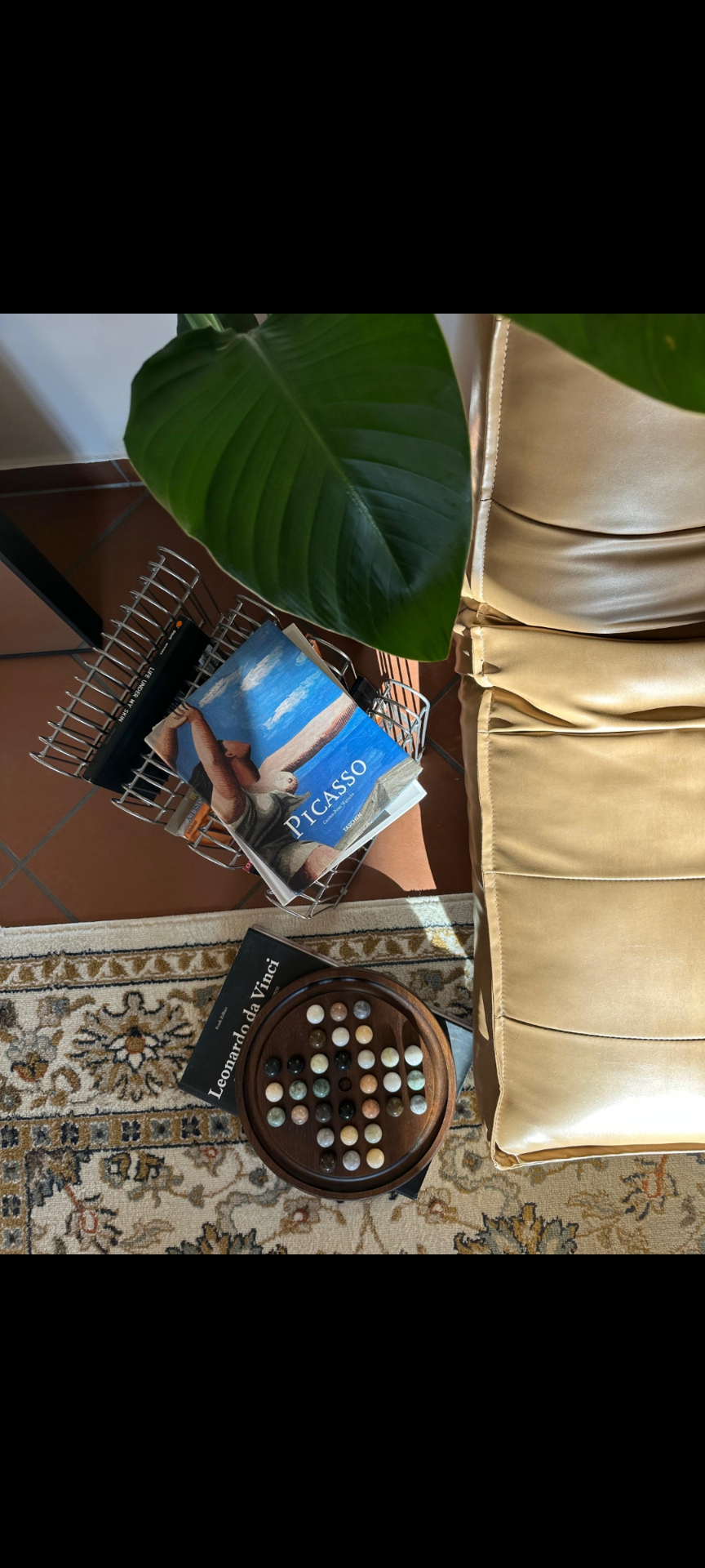 Kunstbücher und Solitär – Detail im Wartebereich
